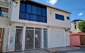 Lindo Apartamento, WiFi Rápido, 2 Banheiros, Suíte, Sala Confortável, Cozinha Completa, Microondas, Entrada Privativa, Perto do Shopping Pátio Matosinhos, 5 min do Centro Histórico